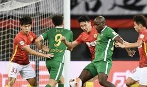 主裁判突发抽筋事件引发赛场混乱